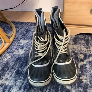 Sorel snow boots like new, size 6.5
